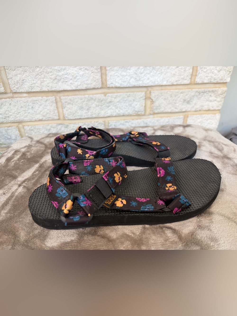 Teva Original Universal Sandal in Satin Floral- W. Sz. 7- Only worn a few times!
